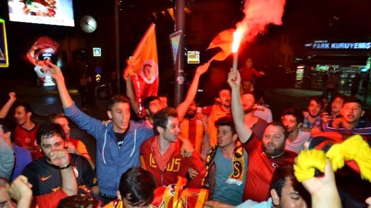 Galatasaray\'ın Şampiyonluğu Kocaeli\'yi Sokağa Döktü