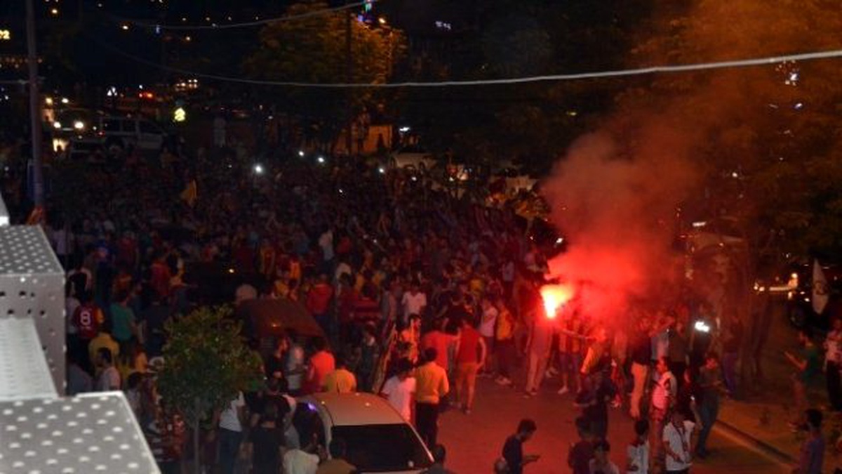 Galatasaray Taraftarları Bursa\'da Şampiyonluğu Kutladı