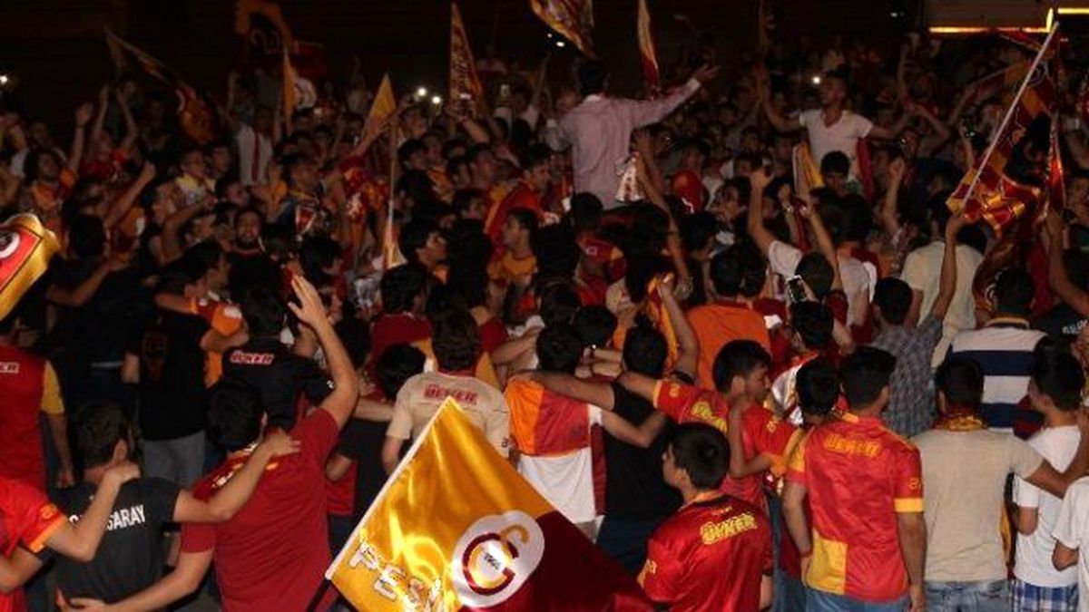 Galatasaray Taraftarları Hatay\'da Şampiyonluğu Kutluyor