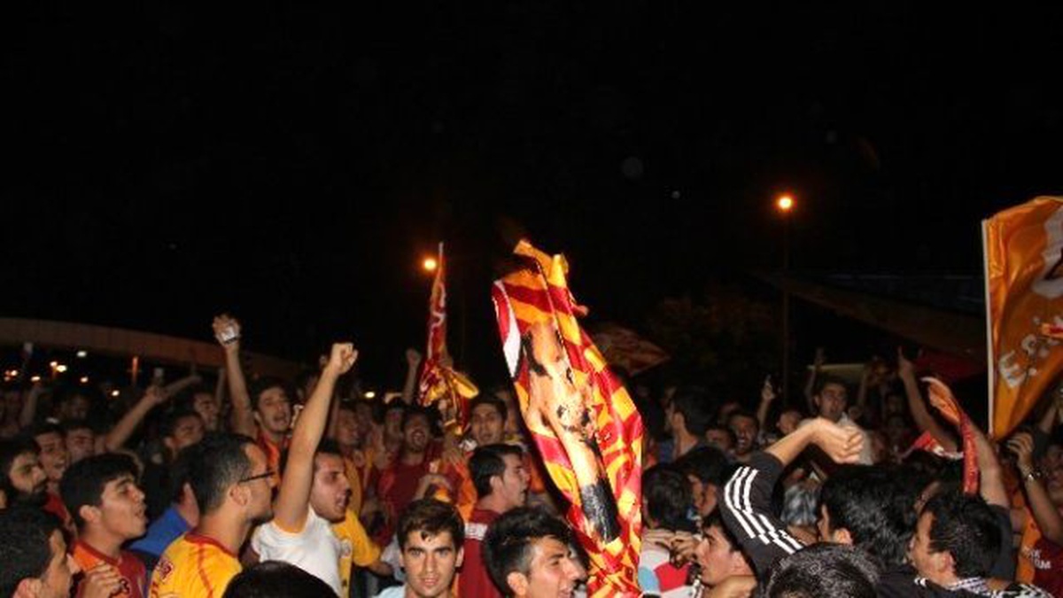 Gaziantep\'te Galatasaray Taraftarları Sokaklara Döküldü