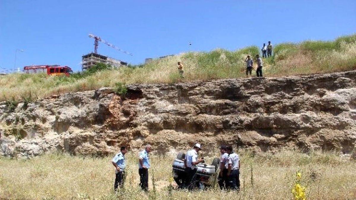 Gaziantep\'te Otomobil Tren Garına Uçtu: 2\'si Ağır 3 Yaralı