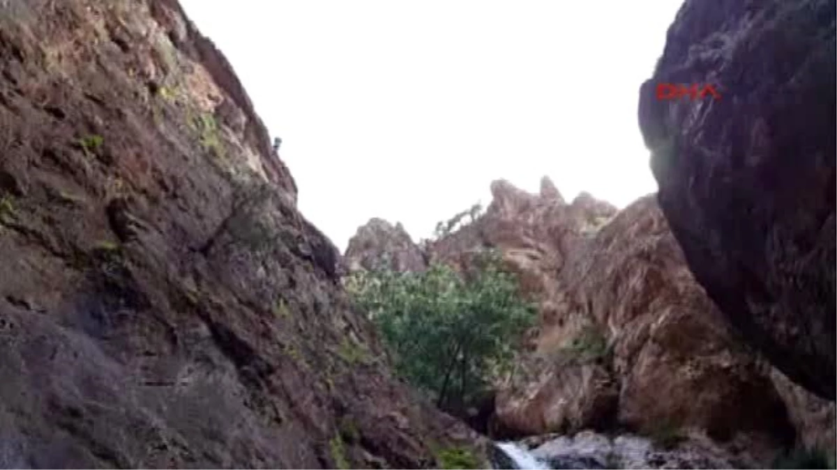 Hakkari\'de Dağcılardan Nefes Kesen Kaya Tırmanışı