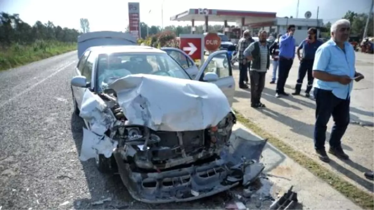 İşçi Taşıyan Kamyonet, Otomobille Çarpıştı: 5 Yaralı