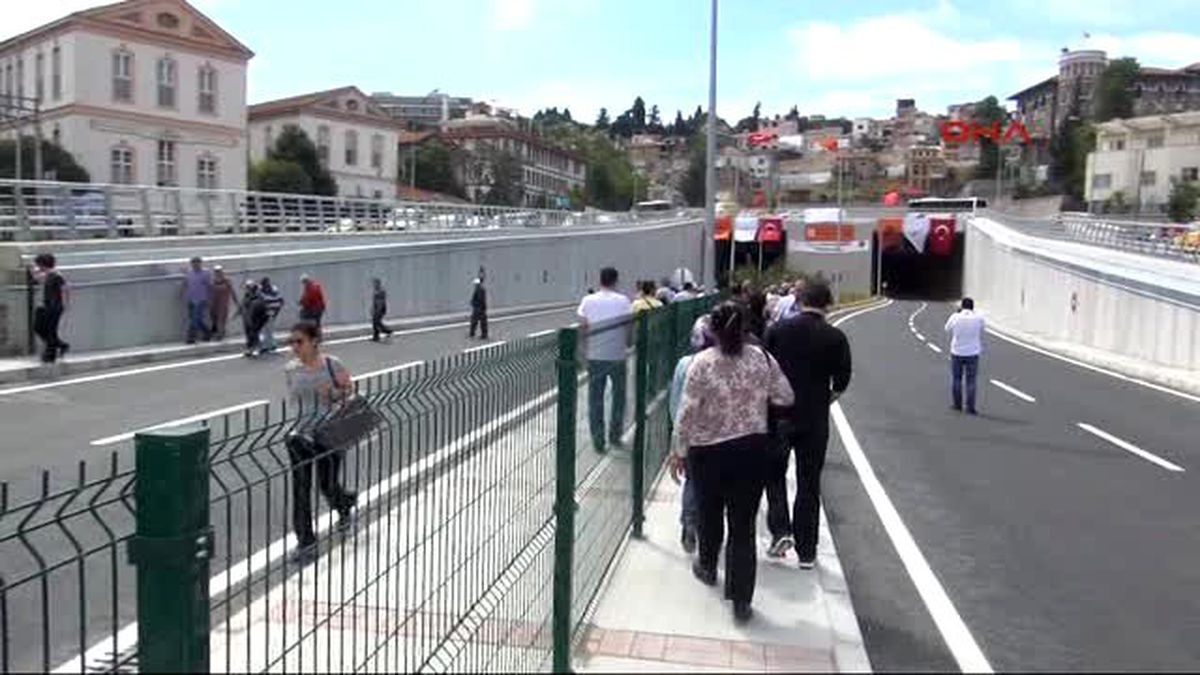 İzmir Başbakan\'ın Açtığı Konak Tünellerinde Yaya Geçidi Sıkıntısı