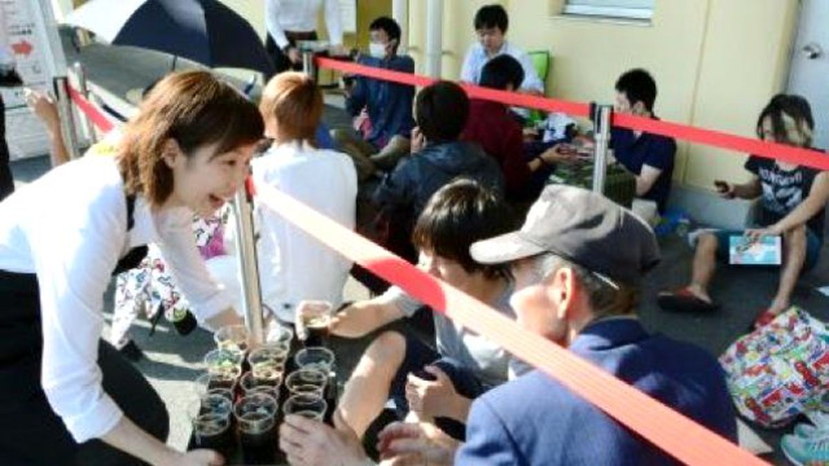 Japonya\'da Açılan Starbucks\'ın Önünde 1000 Kişilik Sıra !