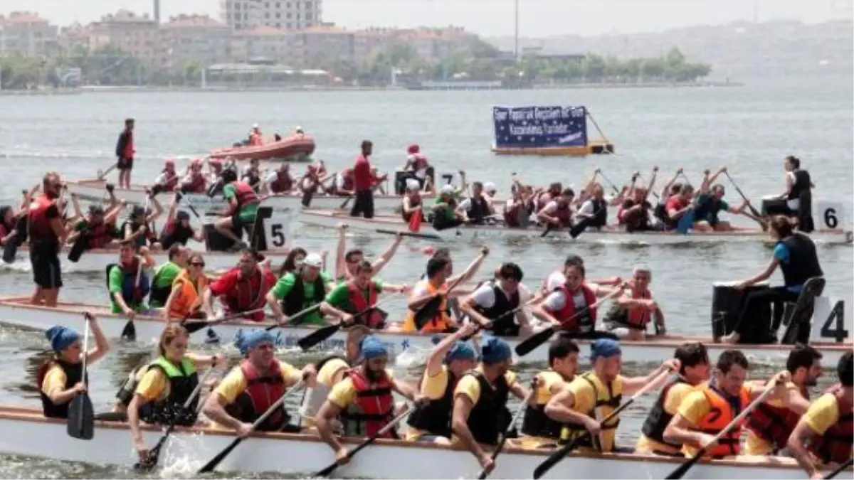 Küçükçekmece Gölü\'ndeki 4. Üniçek Su Sporları Festivali Renkli Görüntülere Sahne Oldu