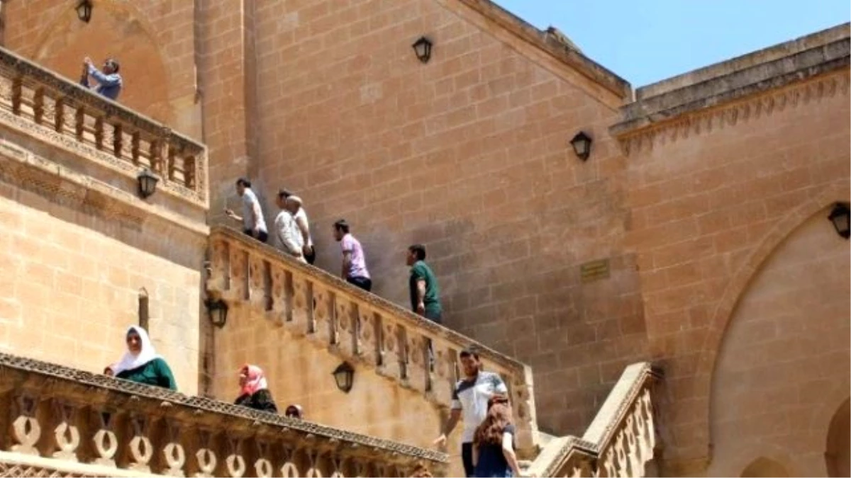 Kulplu Bayanlar Mardin\'i Gezdi