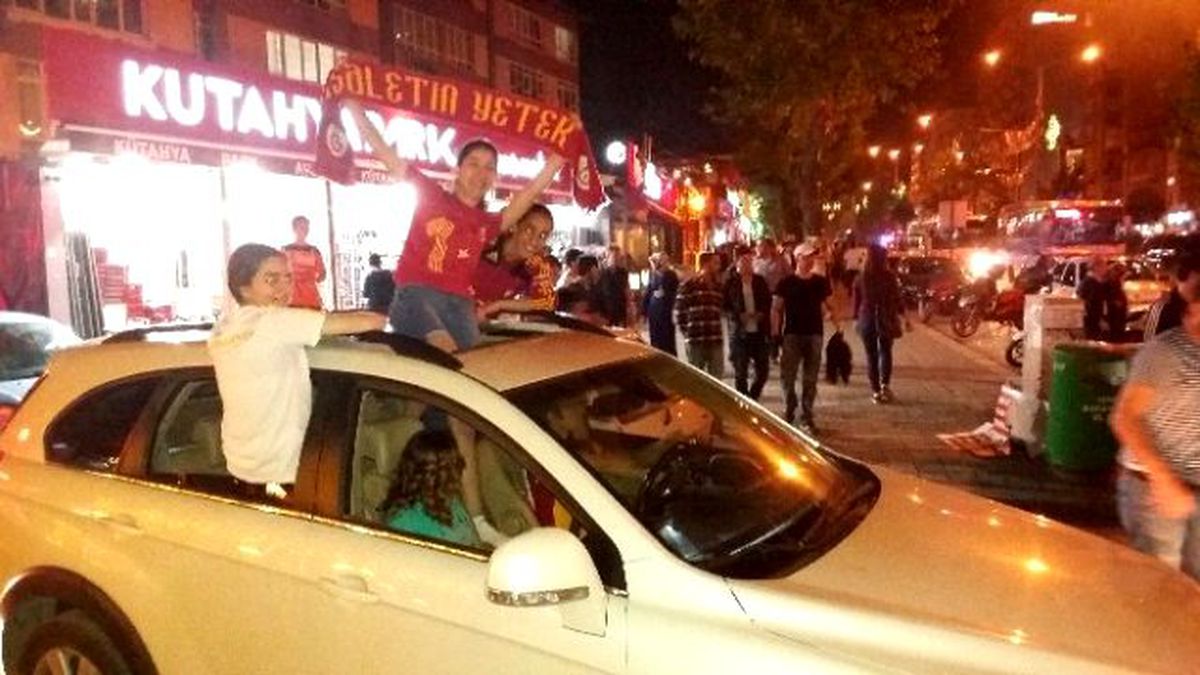 Kütahya\'da Galatasaraylılar\'ın Şampiyonluk Coşkusu