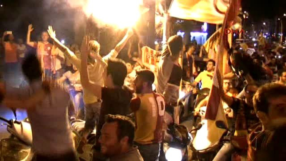 Marmaris\'te Galatasaray Taraftarı Galibiyeti Kutladı