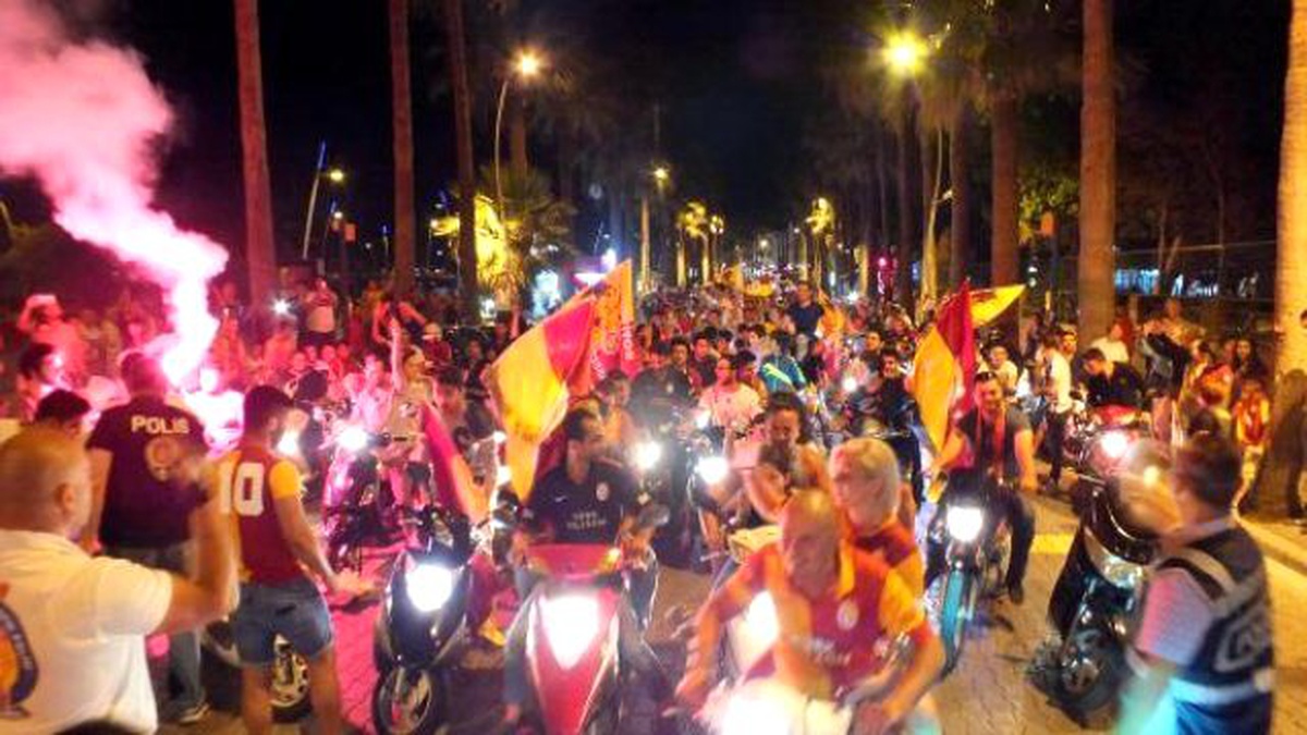 Marmaris\'te Galatasaray Taraftarının Derbi Sevinci