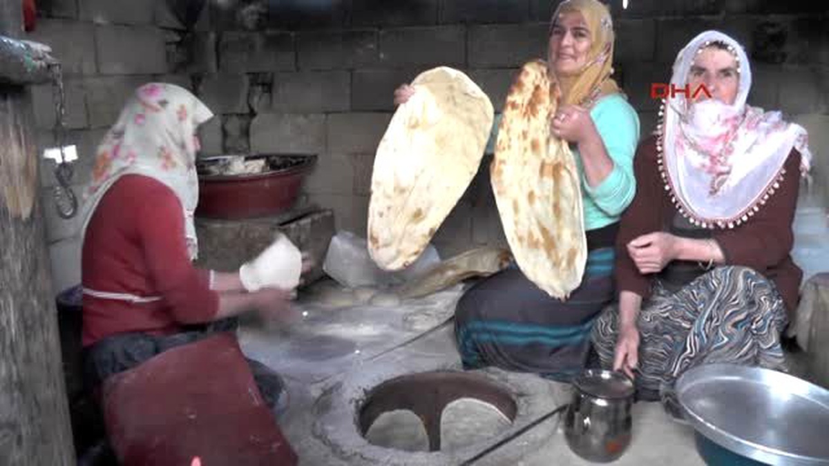 Muş İmece Usulü Ekmek Pişiriyorlar