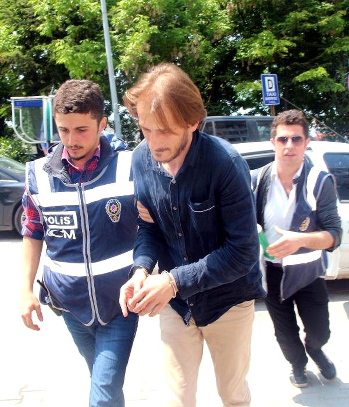 Otomobilde 1.5 Kilo Esrar Bulundu, Sürücü Gözaltına Alındı (2)