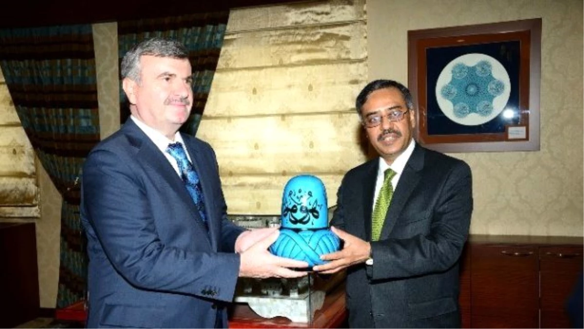 Pakistan Büyükelçisi Mahmood\'tan Akyürek\'i Ziyaret