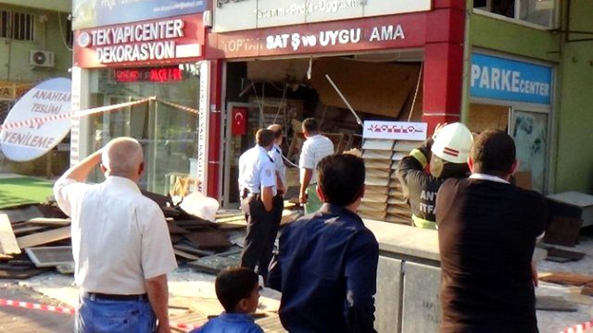Parke Dükkanının Asma Tavanı Çöktü: 3 Yaralı