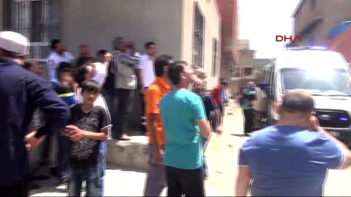 Şanlıurfa 2 Yaşındaki Kızıyla 5\'inci Kattan Atlamaya Kalkıştı