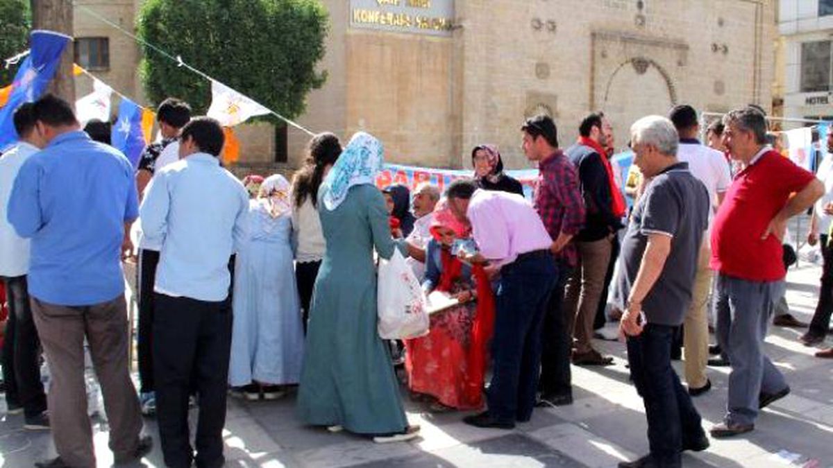 Şanlıurfa\'da AK Parti ve HDP, Yan Yana Stant Açtı