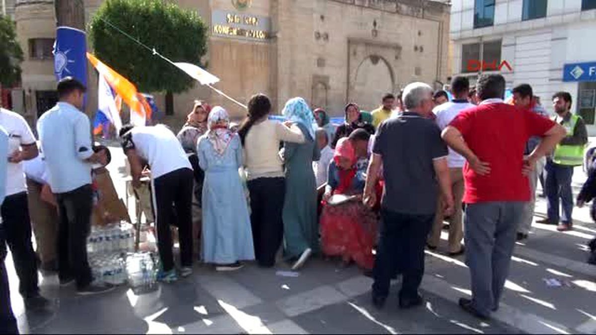Şanlıurfa?da AK Parti ve Hdp, Yan Yana Stant Açtı
