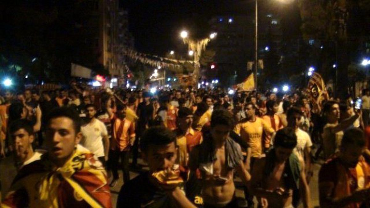 Şanlıurfa\'da Galatasaraylı Taraftarların Galibiyet Coşkusu