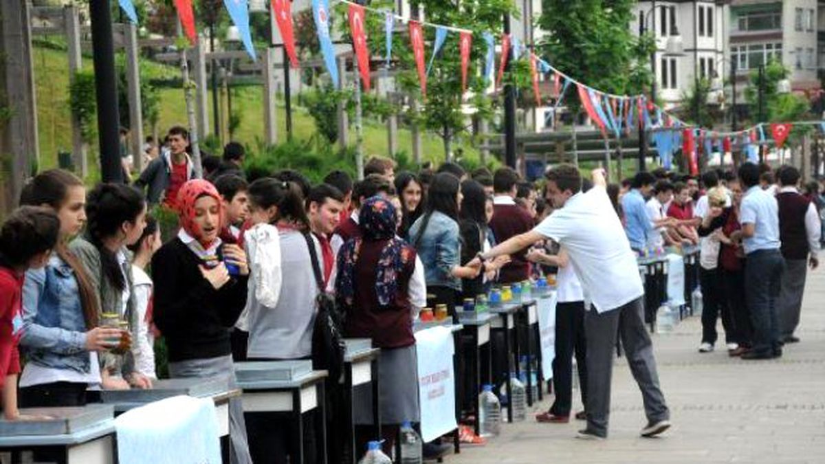 Trabzon\'da 700 Öğrencinin Ebru Rekoru Denemesi