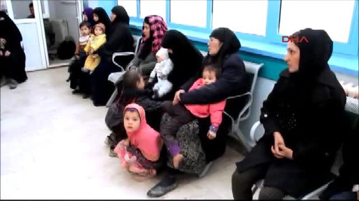 Van Dondurucu Soğukta Mahsur Kalan Kaçakları Mehmetçik Kurtardı
