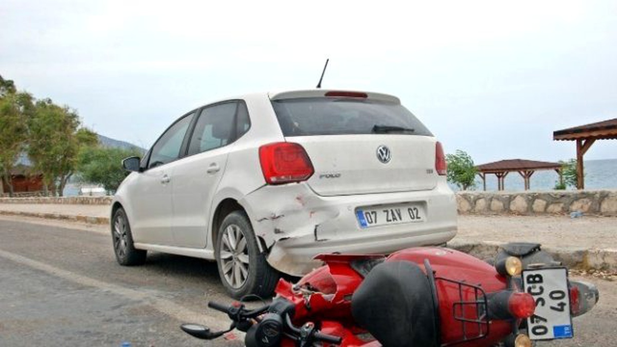 11 Yaşındaki Motosikletli Kız Çocuğu, Otomobile Çarptı