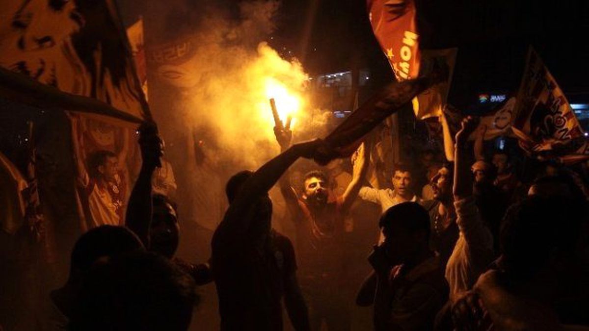 Adana\'da Galatasaray Taraftarının Şampiyonluk Kutlamaları