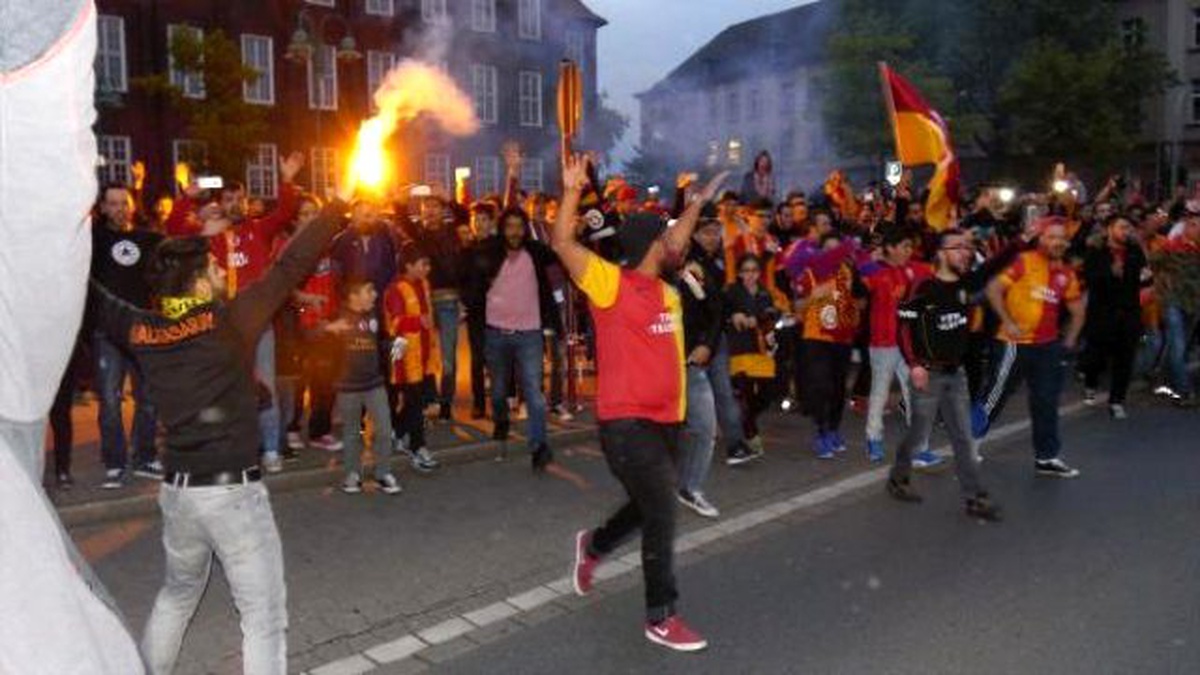 Almanya\'da Galatasaray Taraftarları Sokaklara Döküldü