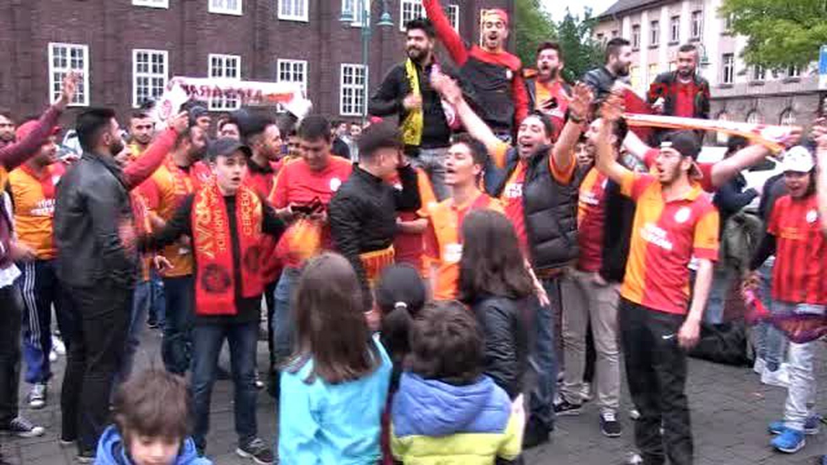 Almanya\'da Galatasaray Taraftarları Sokaklara Döküldü