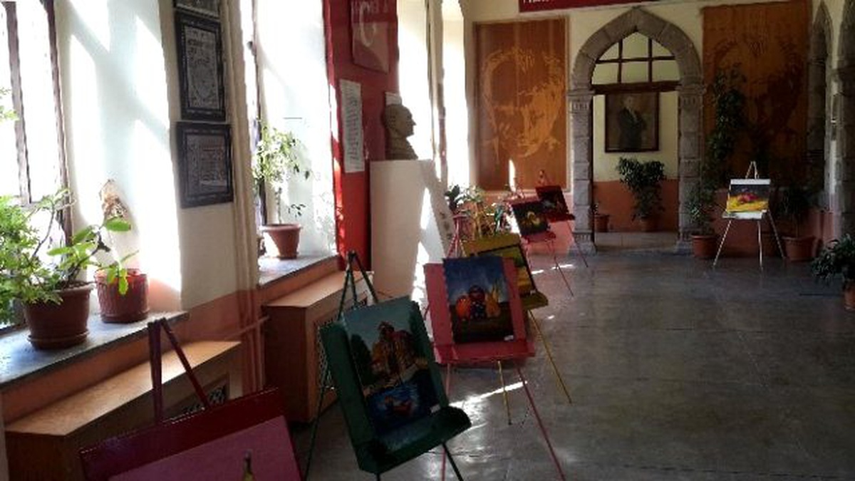 Anadolu Lisesi\'nden Yılsonu Resim Sergisi