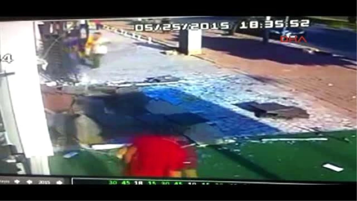 Antalya\'da Dükkanın Asma Katı Çöktü 3 Yaralı