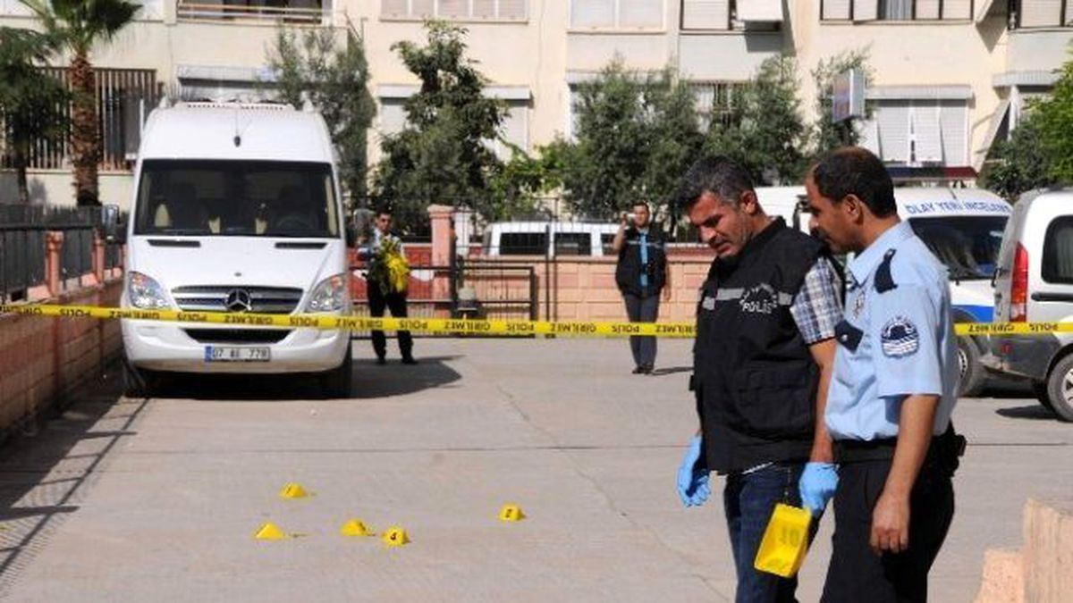Antalya\'da Etrafa Ateş Eden Şahıs Paniğe Neden Oldu