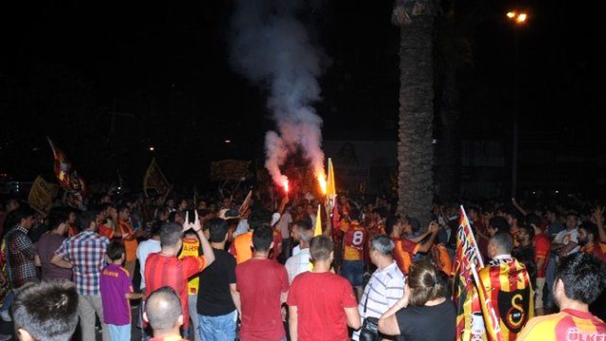 Antalya\'da Galatasaray Taraftarlarının Şampiyonluk Coşkusu