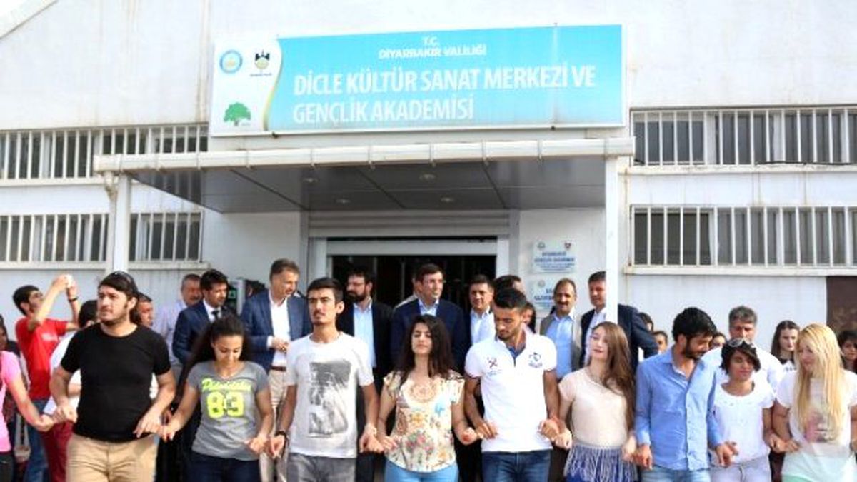 Bakan Yılmaz, Gençlerle Halay Çekti