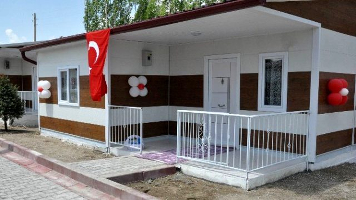 Bakan Yılmaz, İhtiyaç Sahibi Ailelere Anahtarlarını Teslim Etti