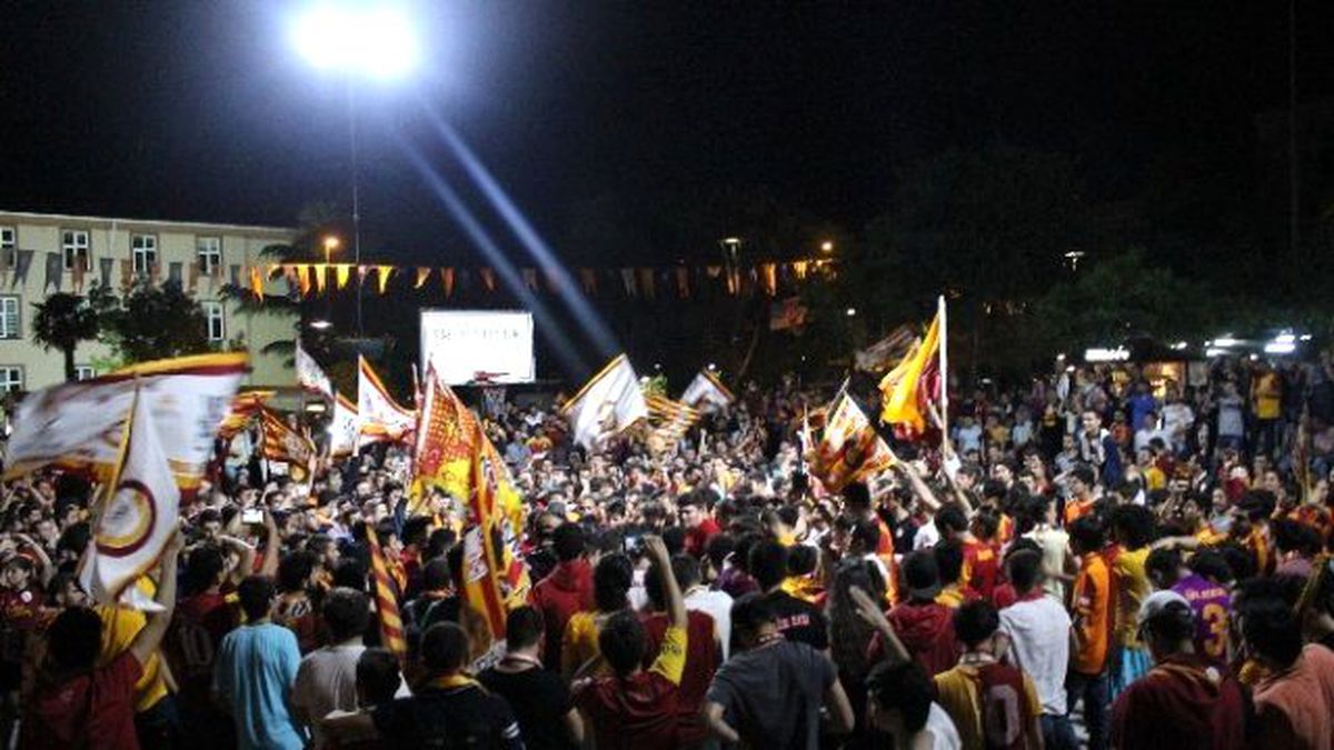 Çanakkale Sarı-kırmızıya Boyandı