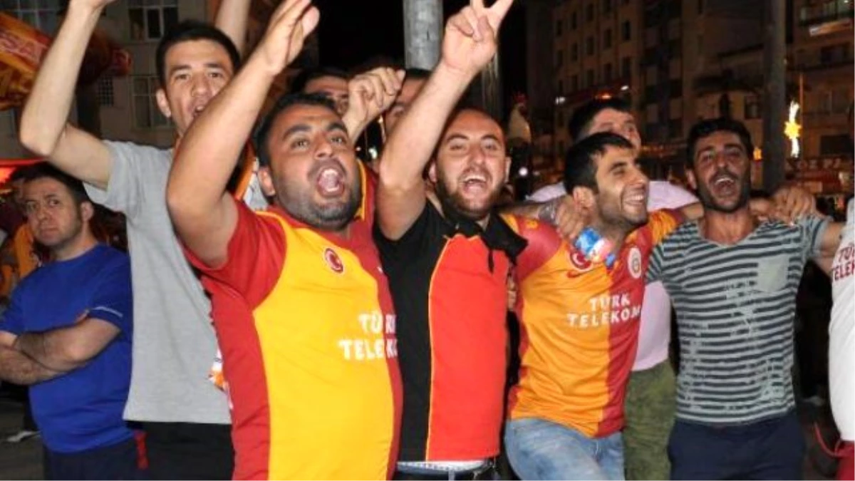 Denizlili Galatasaray Taraftarı Sokaklara Döküldü