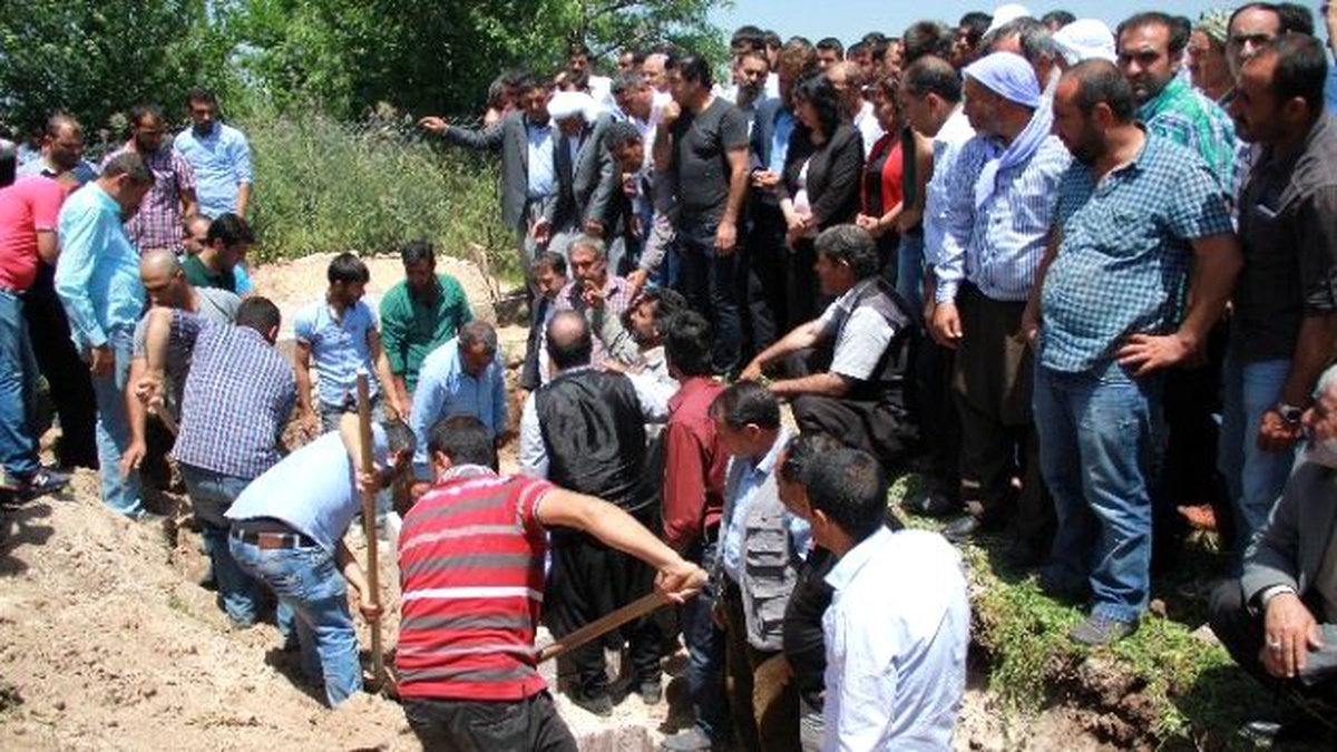 Diyarbakır\'da Dumandan Zehirlenen Aile Feryatlarla Toprağa Verildi