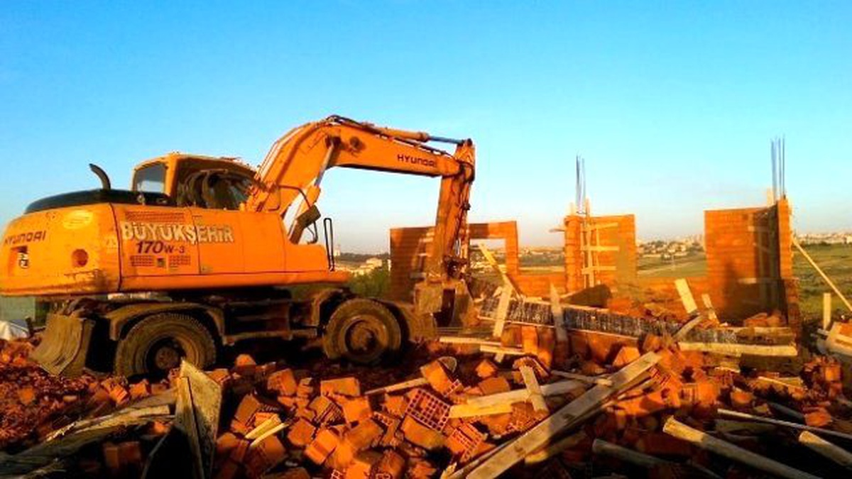 Diyarbakır\'da Kaçak Yapılar Zabıta Tarafından Yıkıldı