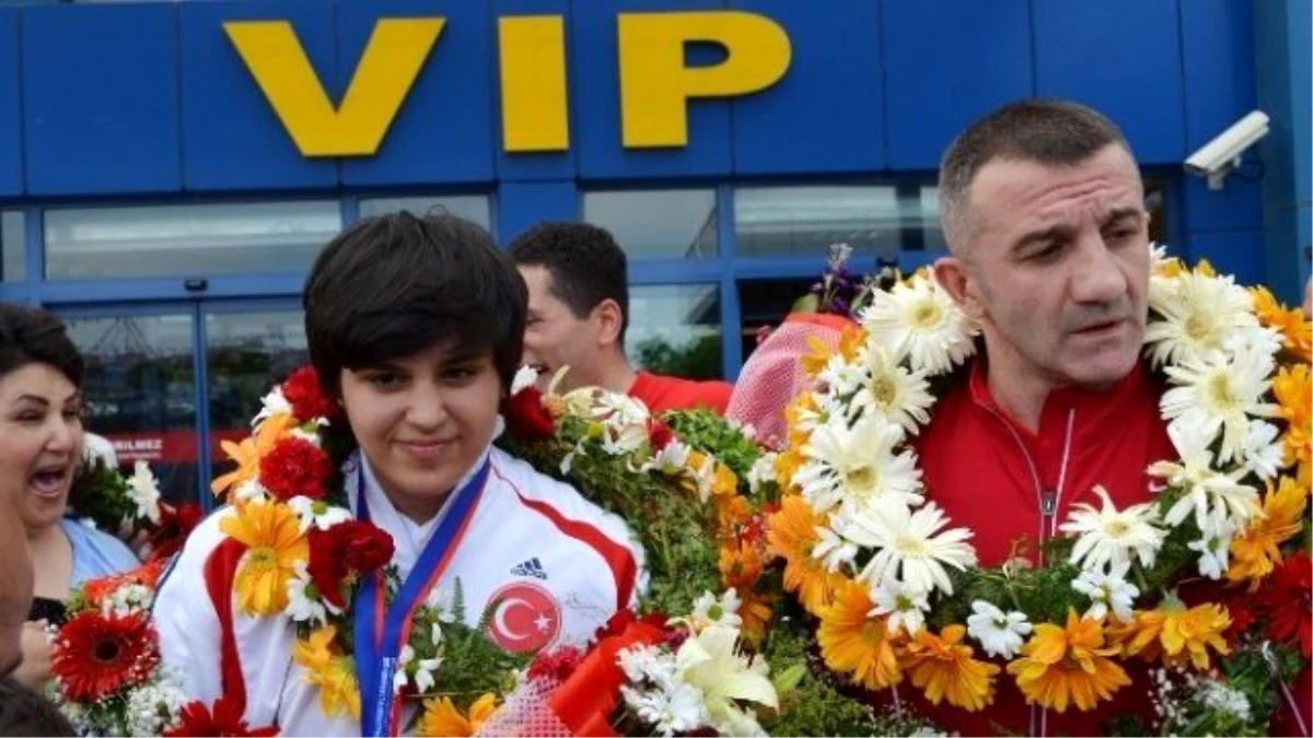 Dünya Boks Şampiyonu Busenaz, Trabzon\'da Coşkulu Bir Şekilde Karşılandı