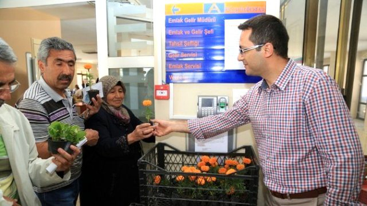 Emlak Vergisini Yatıranlara Mevsimlik Çiçek Hediye