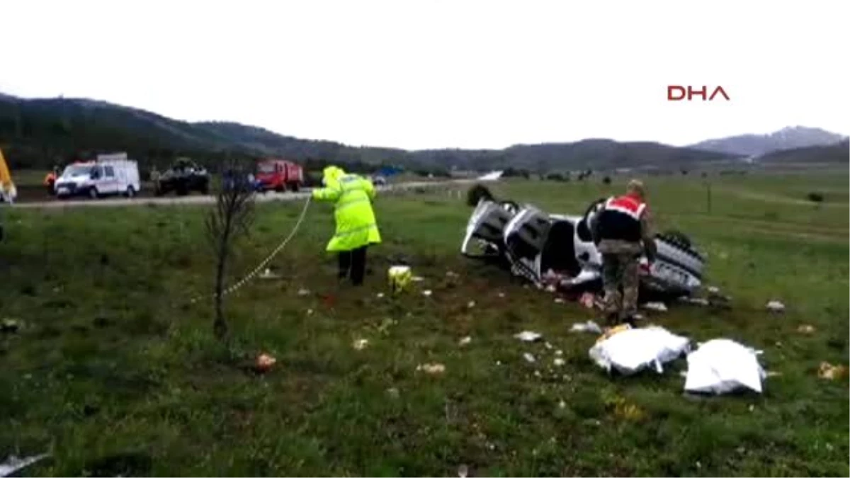 Erzincan\'da Otomobil Takla Attı: 2 Ölü, 1 Yaralı