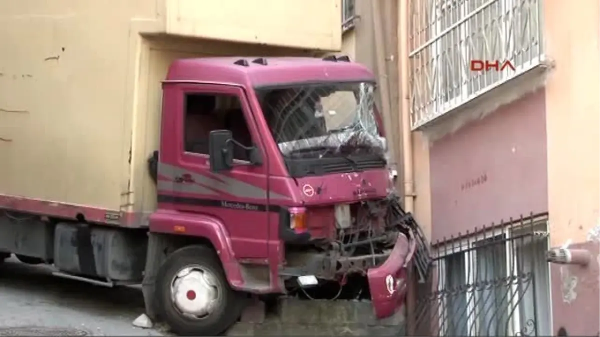 Freni Boşalan Kamyonet Apartmana Çarparak Durabildi