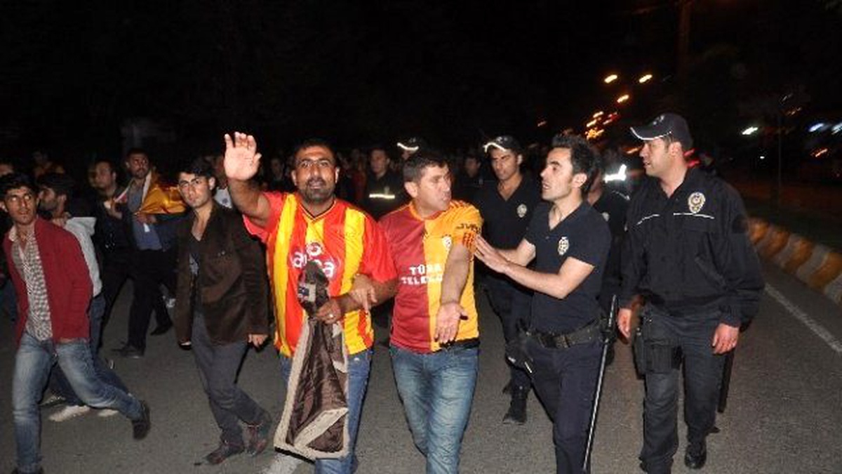 Galatasaray\'ın Şampiyonluğu Muşluları Sokağa Döktü