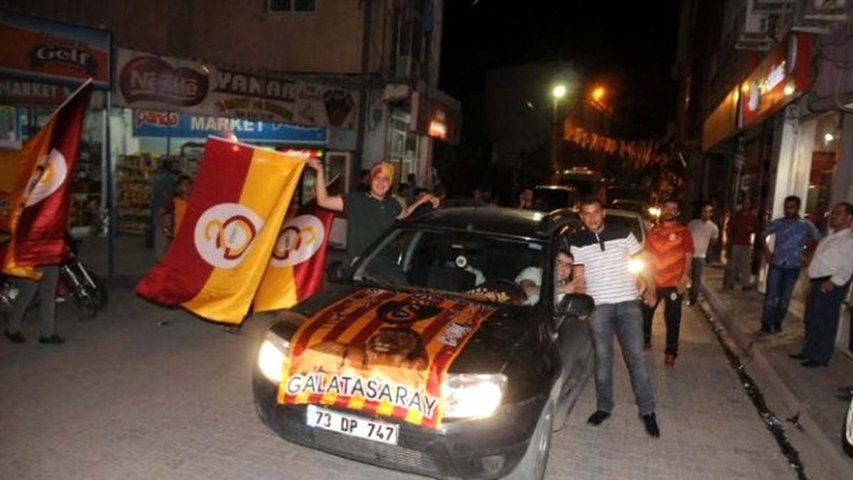 Galatasaray\'ın Şampiyonluk Sevinci Cizre Sokaklarını Panayır Alanına Çevirdi