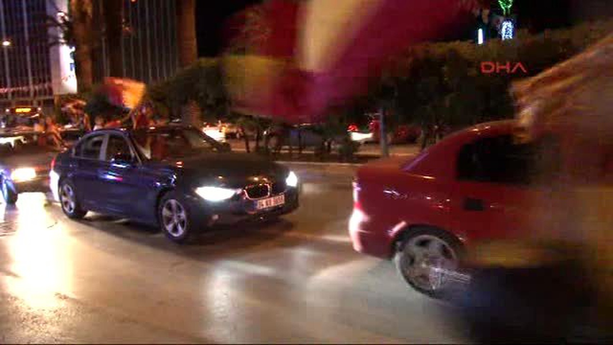 Galatasaray Taraftarı İzmir\'de Şampiyonluğu Kutladı