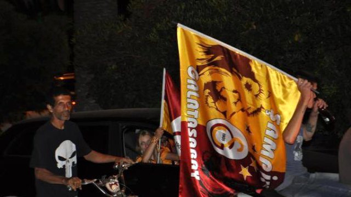Galatasaray Taraftarı Şampiyonluğu Kutladı