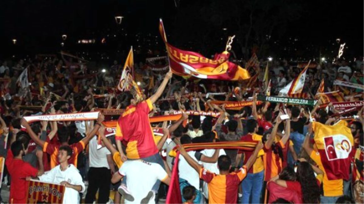 Galatasaraylı Taraftarları Denize Attılar!