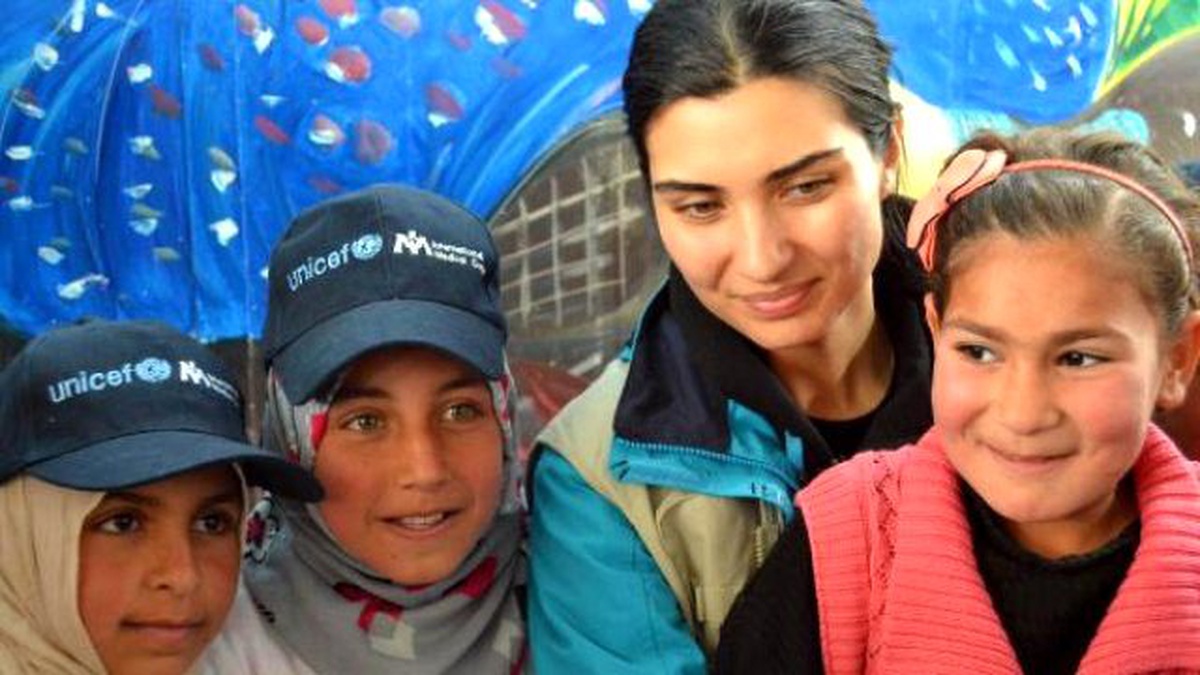 Hayranlarından Tuba Büyüküstün\'e Doğum Günü Hediyesi; Çocuk Gülümsemesi