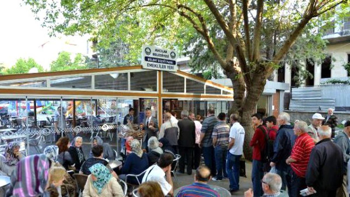 Her Sabah 250 Emekliye Ücretsiz Çay ve Simitli Kahvaltı