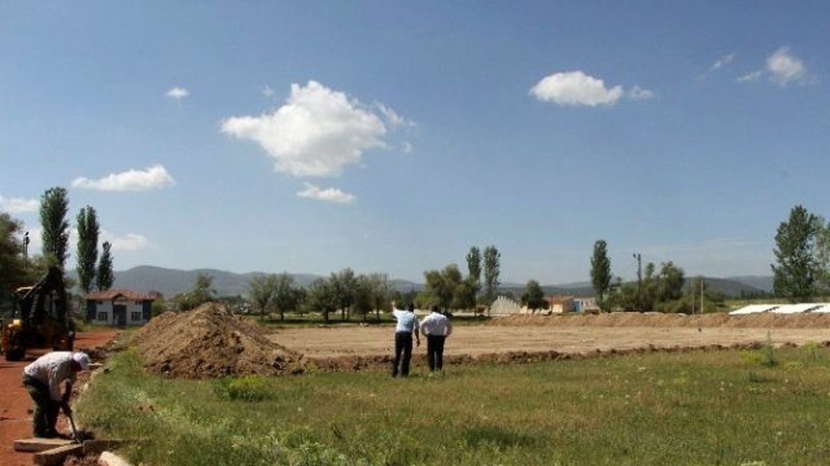Hisarcık Futbol Sahasına Sentetik Çim ve 400 Kişilik Tribün Yapımına Başlandı
